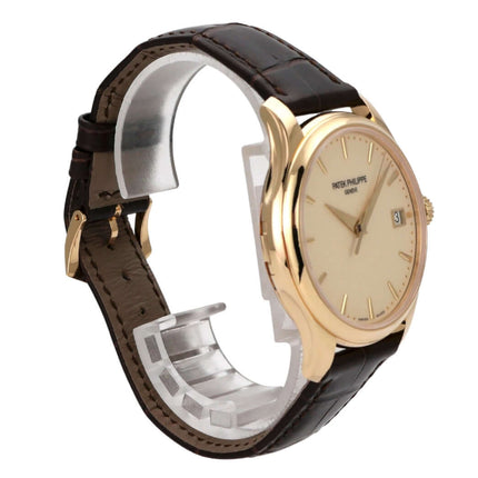 Patek Philippe Calatrava 18 kt Gelbgold Ref. 5227J-001 in elegantem Design mit braunem Lederarmband.