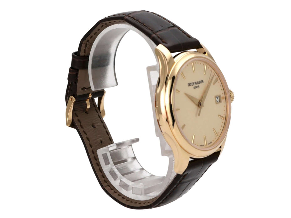 Patek Philippe Calatrava 18 kt Gelbgold Ref. 5227J-001 in elegantem Design mit braunem Lederarmband.