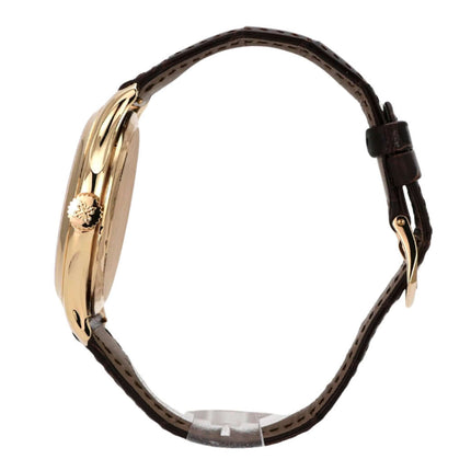 Patek Philippe Calatrava 18 kt Gelbgold Ref. 5227J-001 Ansicht von der Seite mit braunem Lederarmband.