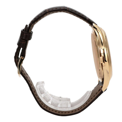 Seitenansicht der Patek Philippe Calatrava 18 kt Gelbgold Ref. 5227J-001 mit braunem Lederarmband.