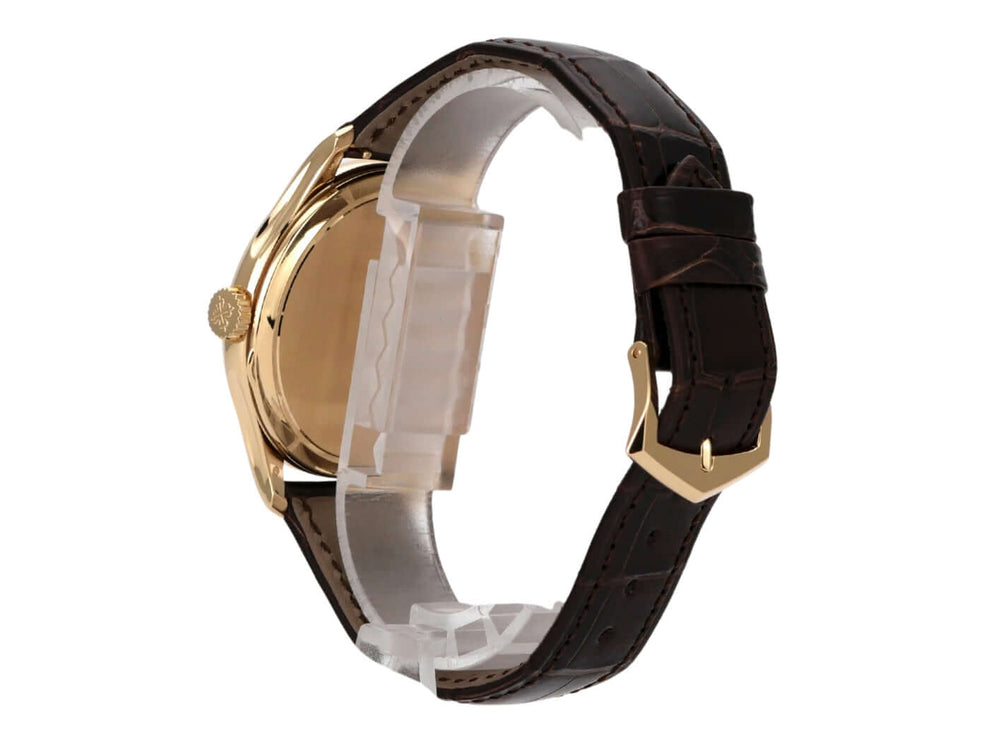 Patek Philippe Calatrava 18 kt Gelbgold Ref. 5227J-001 seitliche Ansicht mit braunem Lederarmband und goldfarbenem Gehäuse.