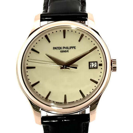 Patek Philippe Calatrava 5227R-001 in Roségold mit elfenbeinfarbenem Zifferblatt und braunem Alligatorlederarmband.