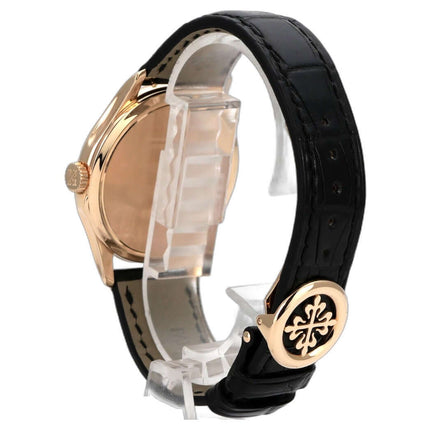Patek Philippe Calatrava Roségold 5227R-001 mit schwarzem Lederarmband und Roségold-Gehäuse