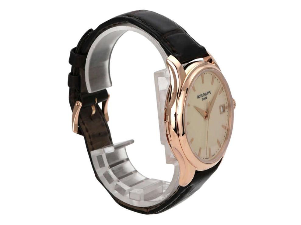 Patek Philippe Calatrava Roségold 5227R-001 Uhr mit elfenbeinfarbenem Zifferblatt und braunem Alligatorlederarmband.