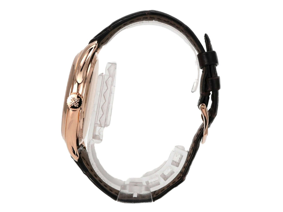 Patek Philippe Calatrava Roségold 5227R-001 Seitenansicht mit braunem Alligatorlederarmband und Roségold-Gehäuse.