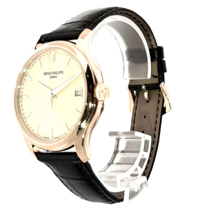 Patek Philippe Calatrava 5227R-001 18 kt Roségold Uhr mit braunem Alligatorleder Armband und elfenbeinfarbenem Zifferblatt.