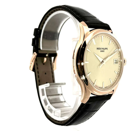 Patek Philippe Calatrava Roségold 5227R-001 mit elfenbeinfarbenem Zifferblatt und schwarzem Alligatorlederarmband.