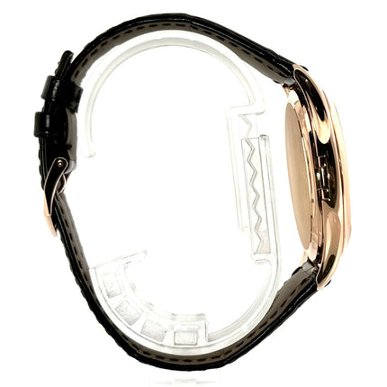 Seitenansicht der Patek Philippe Calatrava 5227R-001 mit braunem Alligatorleder Armband und 18 kt Roségold Gehäuse.