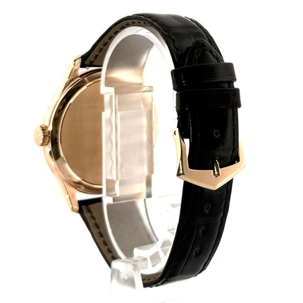 Rückansicht der Patek Philippe Calatrava 5227R-001 mit braunem Alligatorlederarmband und 18 kt Roségold Dornschließe