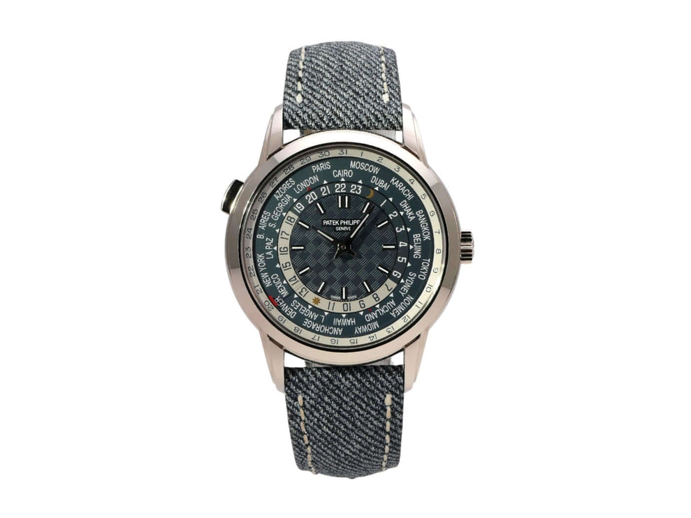 Patek Philippe World Time 5330G-001 mit opalinem Zifferblatt und Jeansband in 18 kt Weißgold Gehäuse.