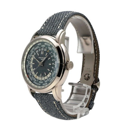 Patek Philippe World Time 5330G-001 auf Jeansband mit poliertem Weißgoldgehäuse und opalinem Zifferblatt blau/grau