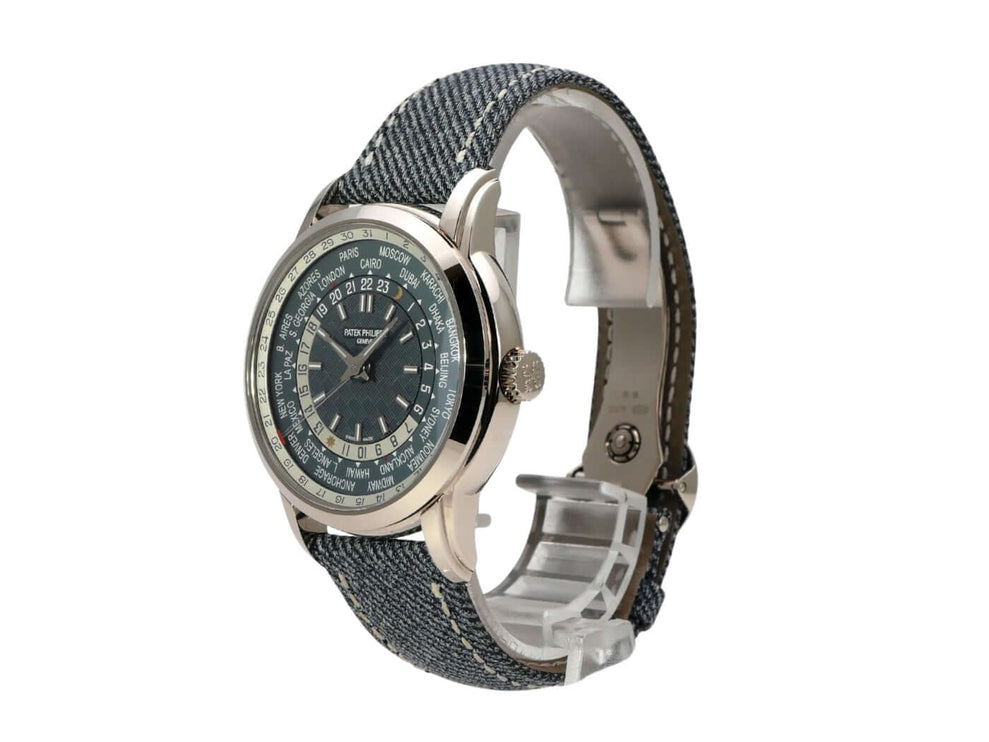 Patek Philippe World Time 5330G-001 auf Jeansband mit poliertem Weißgoldgehäuse und opalinem Zifferblatt blau/grau
