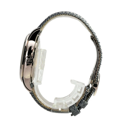 Patek Philippe World Time 5330G-001 seitliche Ansicht mit Jeansband und 18 kt Weißgold Gehäuse und Lünette.