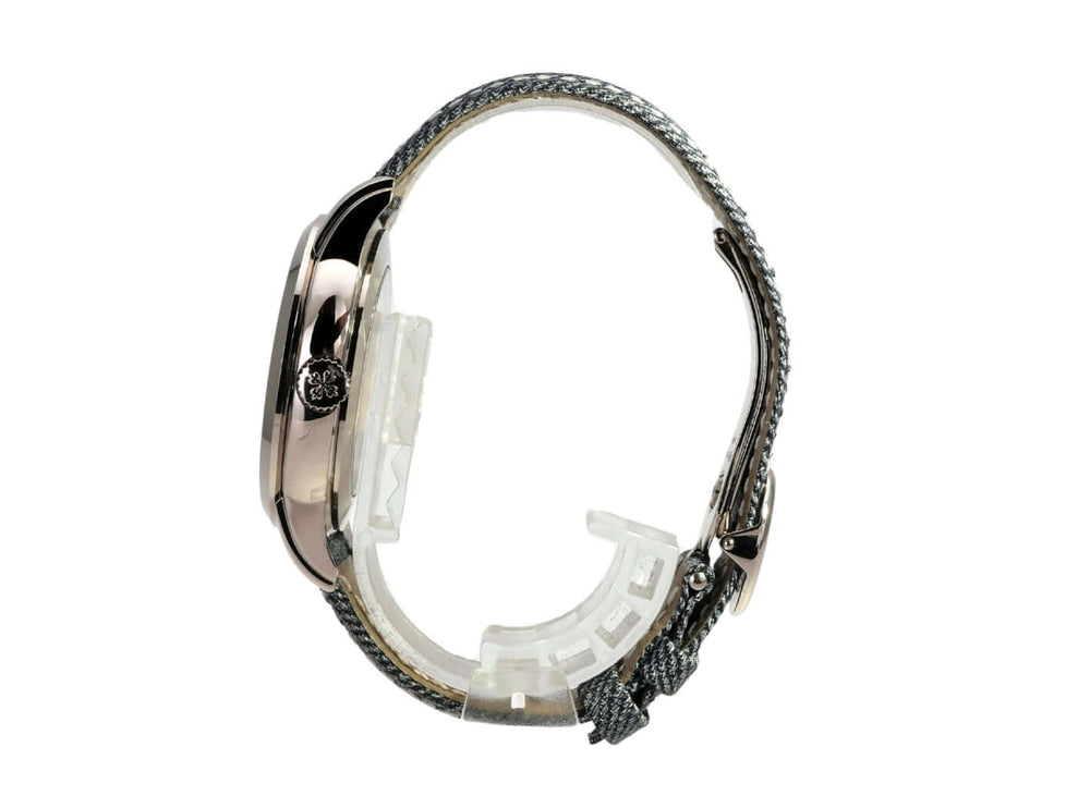 Patek Philippe World Time 5330G-001 seitliche Ansicht mit Jeansband und 18 kt Weißgold Gehäuse und Lünette.