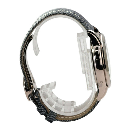 Patek Philippe World Time 5330G-001 Seitenansicht mit Jeansband und poliertem Weißgoldgehäuse.