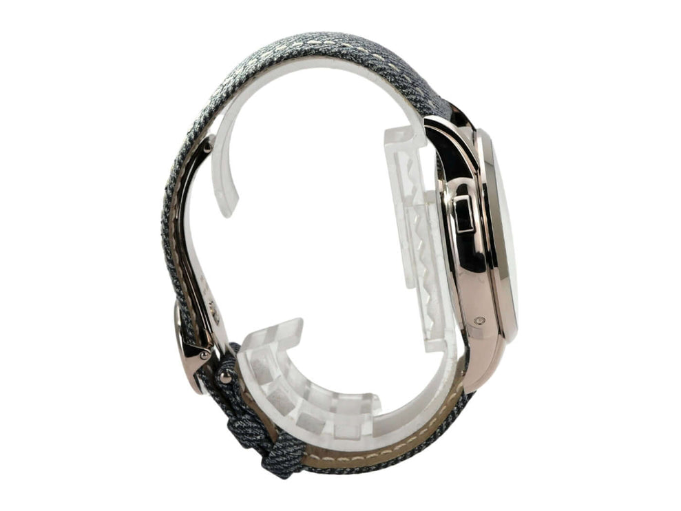 Patek Philippe World Time 5330G-001 Seitenansicht mit Jeansband und poliertem Weißgoldgehäuse.