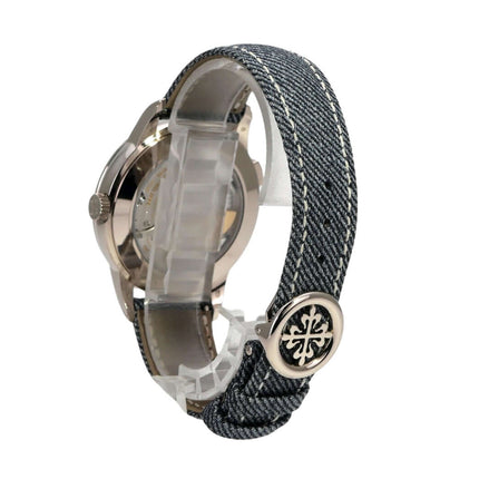 Patek Philippe World Time 5330G-001 mit Jeansband und 18 kt Weißgold Gehäuse, seitliche Ansicht.