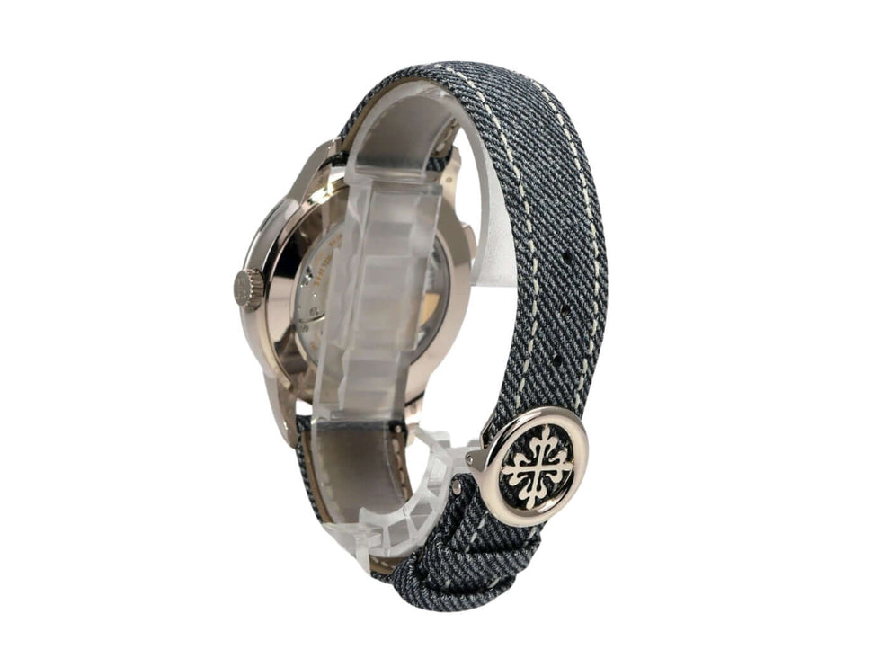 Patek Philippe World Time 5330G-001 mit Jeansband und 18 kt Weißgold Gehäuse, seitliche Ansicht.