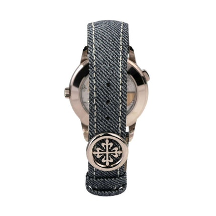 Patek Philippe World Time 5330G-001 Rückansicht mit Jeansband und 18 kt Weißgold Gehäuse.