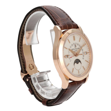 Patek Philippe Grand Complications Perpetual Calendar Roségold 5496R-001 mit braunem Lederband und silberfarbenem Zifferblatt.
