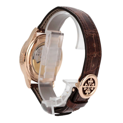 Patek Philippe Grand Complications 5496R-001 Uhr mit 18 kt Roségold-Gehäuse und braunem Lederband.