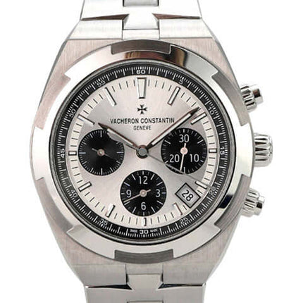 Vacheron Constantin Overseas Chronograph Ref. 5520V/210A-B686 mit silberfarbenem Zifferblatt und schwarzen Totalisatoren.