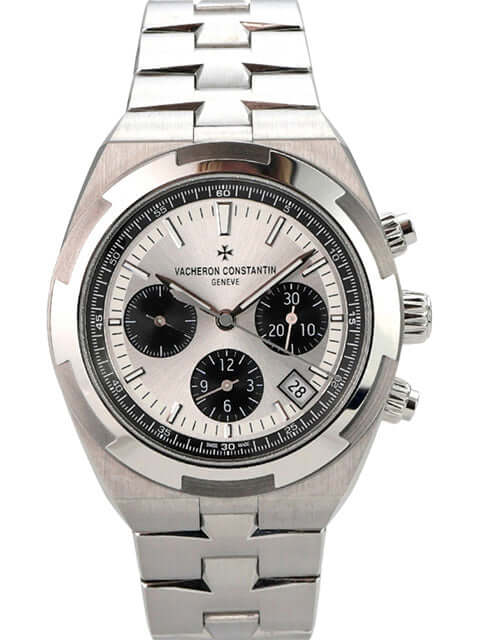 Vacheron Constantin Overseas Chronograph Ref. 5520V/210A-B686 mit silberfarbenem Zifferblatt und schwarzen Totalisatoren.