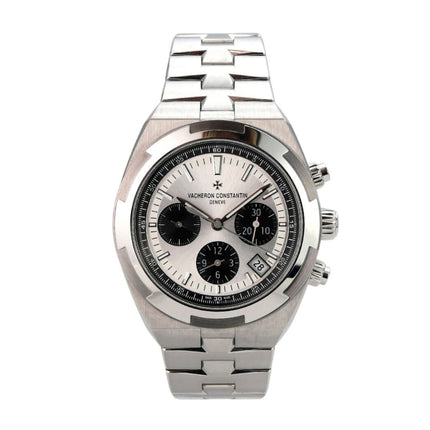 Vacheron Constantin Overseas Chronograph Ref. 5520V/210A-B686 Edelstahl-Armbanduhr mit silberfarbenem Zifferblatt und schwarzen Totalisatoren.