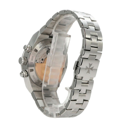 Vacheron Constantin Overseas Chronograph Ref. 5520V/210A-B686 mit Edelstahlgehäuse und -band von der Seite betrachtet.