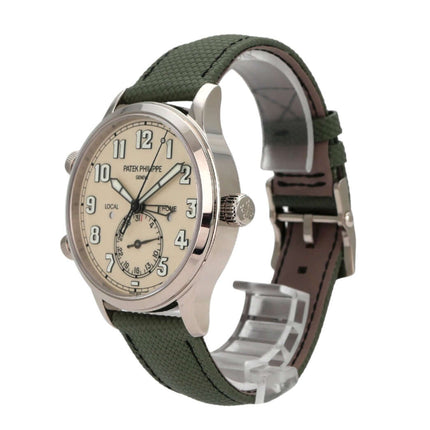 Patek Philippe Calatrava Pilot Travel Time Weißgold 5524G-010 mit khakigrünem Textilarmband und ivory Zifferblatt