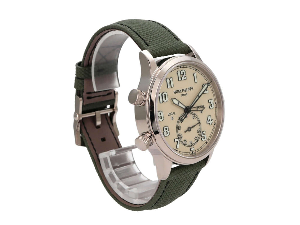 Patek Philippe Calatrava Pilot Travel Time Weißgold 5524G-010 Uhr mit khakigrünem Armband und ivory Zifferblatt.