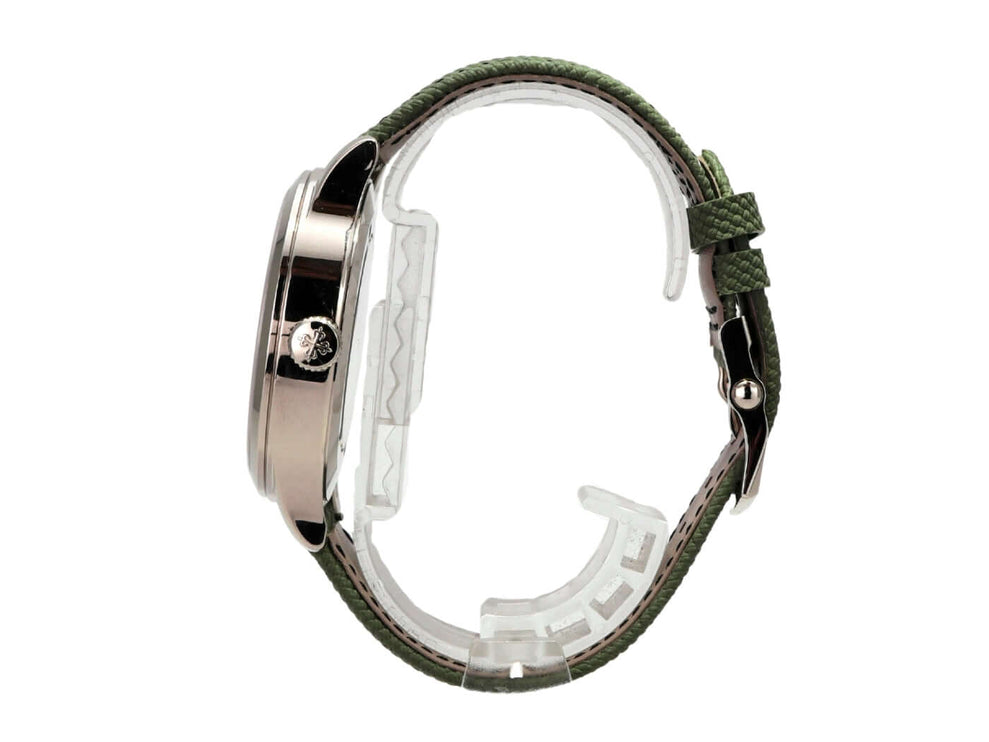 Patek Philippe Calatrava Pilot Travel Time Weißgold 5524G-010 mit khakigrünem Textilarmband und poliertem Weißgold-Gehäuse.