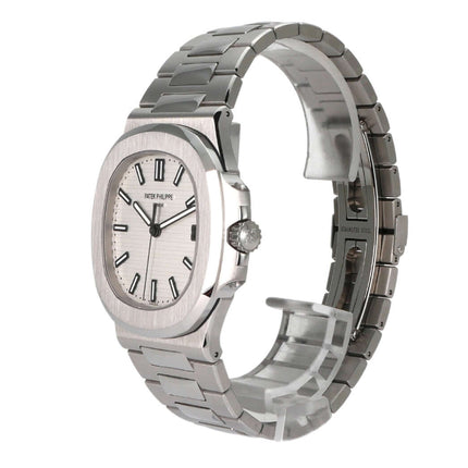 Patek Philippe Nautilus 5711/1A-011 in Edelstahl mit weißem Zifferblatt, polierte Lünette und Edelstahlband, ungetragen Modell 2018.