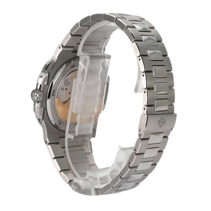 Rückseite der Patek Philippe Nautilus 5711/1A-011, Edelstahlarmband und Faltschließe, Uhrwerk sichtbar, luxuriöse Verarbeitung.