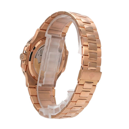 Patek Philippe Nautilus Roségold 5711/1R-001 seitliche Ansicht der Armbanduhr mit Roségoldband und polierter Lünette.