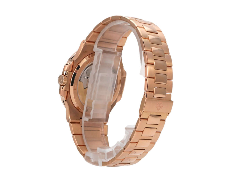 Patek Philippe Nautilus Roségold 5711/1R-001 seitliche Ansicht der Armbanduhr mit Roségoldband und polierter Lünette.