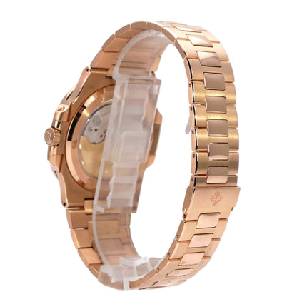 Patek Philippe Nautilus Roségold 5711/1R-001 seitliche Ansicht mit Roségoldband und poliertem Gehäuse.