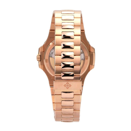 Patek Philippe Nautilus Roségold 5711/1R-001 Ansicht von der Seite mit Roségoldarmband und poliertem Gehäuse.