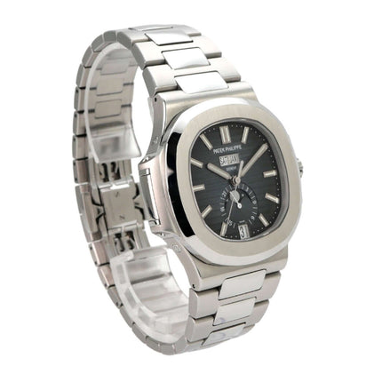 Patek Philippe Nautilus Annual Calendar Mondphase 5726/1A-014 mit Edelstahlarmband und schwarzem Zifferblatt.