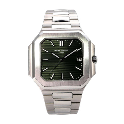 Patek Philippe Cubitus 5821/1A-001 mit grünem Zifferblatt und Edelstahlarmband auf einem weißen Hintergrund.