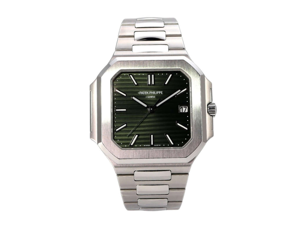 Patek Philippe Cubitus 5821/1A-001 mit grünem Zifferblatt und Edelstahlarmband auf einem weißen Hintergrund.