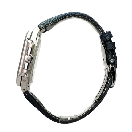 Patek Philippe Cubitus 5822P-001 Platin Detailansicht der Uhrseite mit blauem Textilband und Platinkgehäuse.