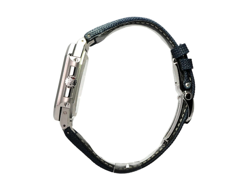 Patek Philippe Cubitus 5822P-001 Platin Detailansicht der Uhrseite mit blauem Textilband und Platinkgehäuse.