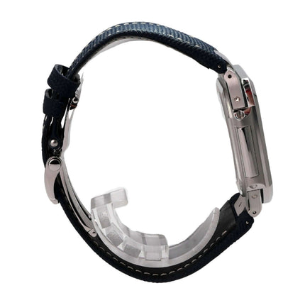 Patek Philippe Cubitus 5822P-001 Platin seitliche Ansicht mit blauem Textilband und poliertem Platingehäuse.