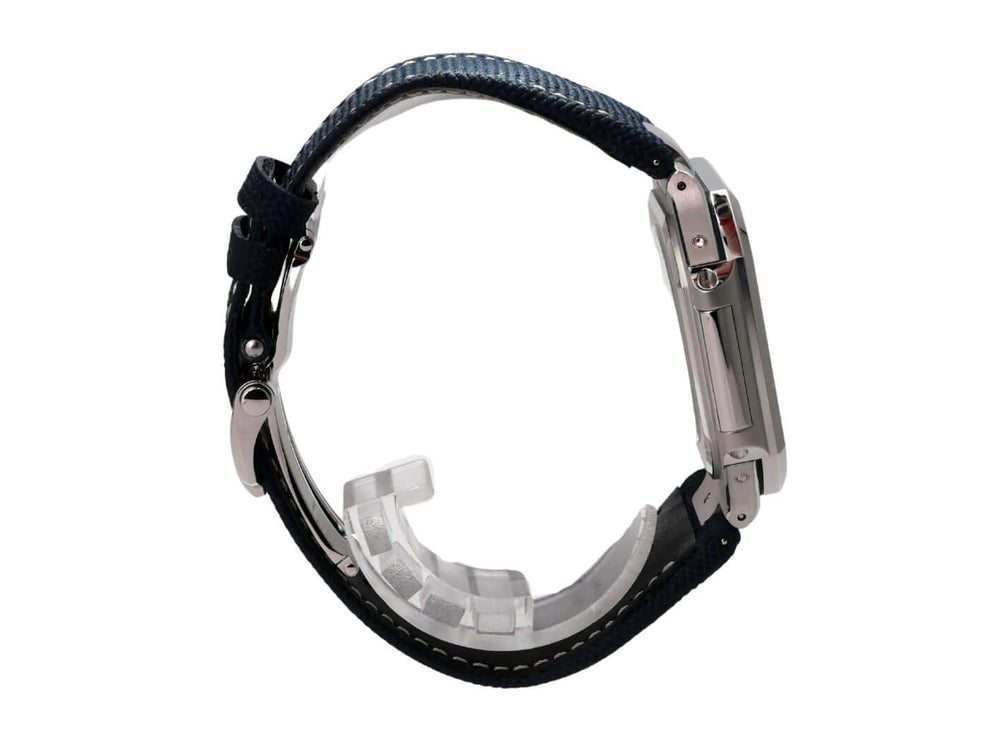 Patek Philippe Cubitus 5822P-001 Platin seitliche Ansicht mit blauem Textilband und poliertem Platingehäuse.