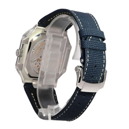 Patek Philippe Cubitus 5822P-001 Platin mit blauem Textilband und Sichtboden aus Saphirglas.