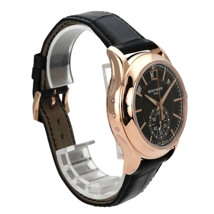 Patek Philippe Ref. 5905R-001 Annual Calendar Armbanduhr mit Roségold-Gehäuse und schwarzem Lederarmband.
