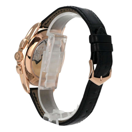 Patek Philippe Ref. 5905R-001 Annual Calendar seitliche Ansicht mit schwarzem Lederarmband und Roségold-Gehäuse.