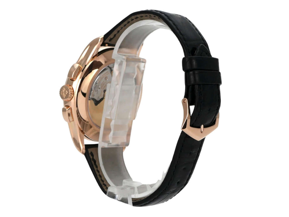 Patek Philippe Ref. 5905R-001 Annual Calendar seitliche Ansicht mit schwarzem Lederarmband und Roségold-Gehäuse.