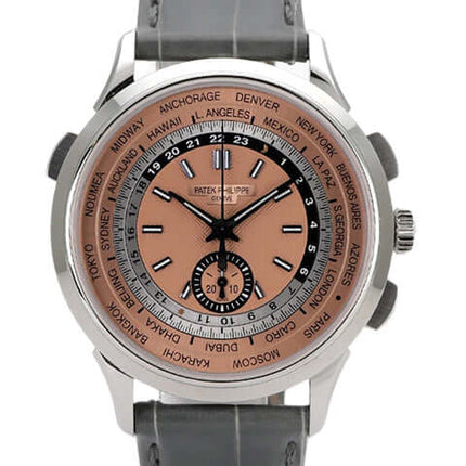 Patek Philippe World Time Chronograph 5935A-001 mit pinkfarbenem Zifferblatt und grauem Lederband.